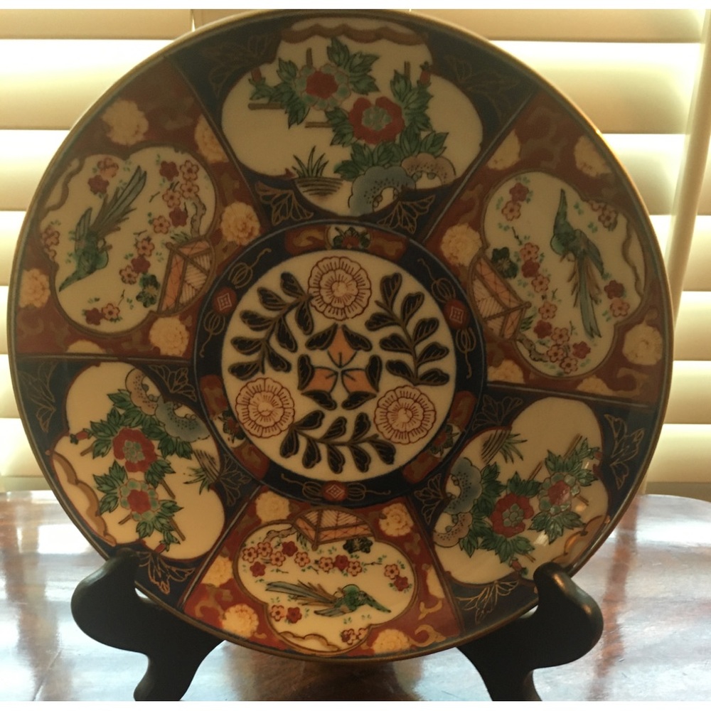 Gold Imari hand painted 9 1/2” round plate by TOYO Japan